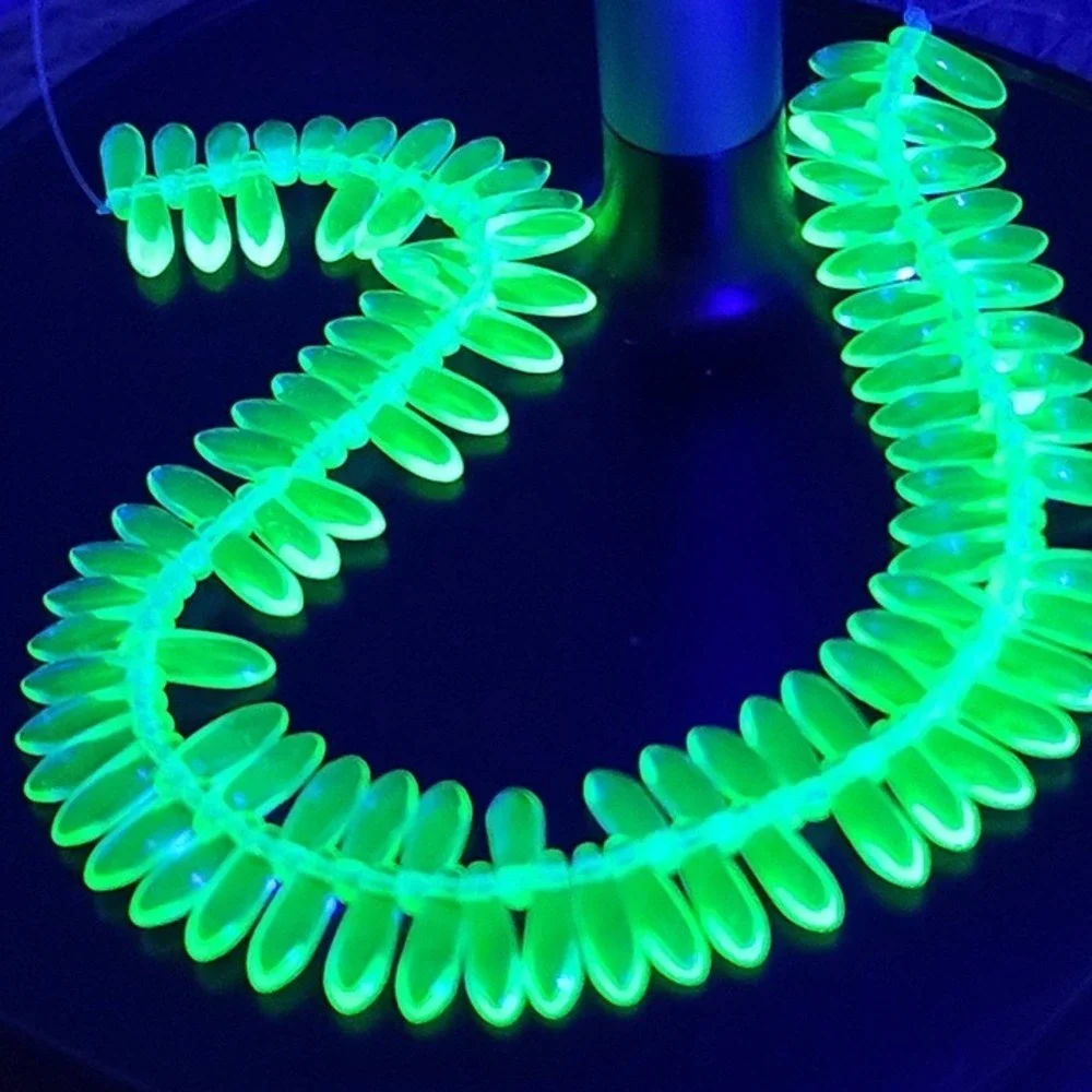 100pcs Czech Glass Dagger Beads, Uranium‎ Glass, UV light reactive